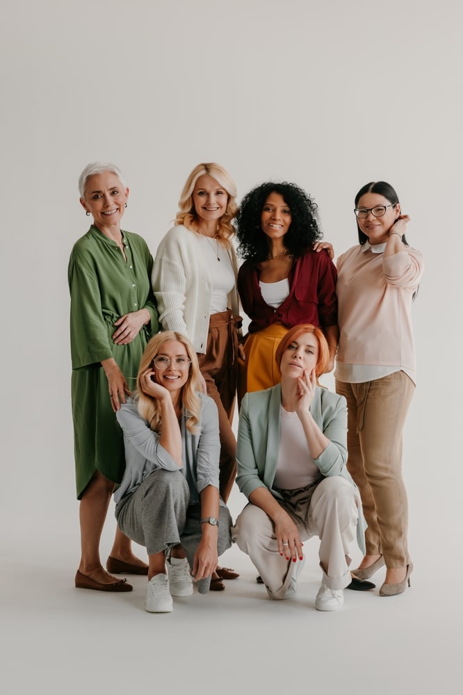 Portraits de Femmes Inspirantes : Diversité et Élégance Six femmes rayonnantes de divers âges et origines posant en tenue décontractée chic sur un fond blanc neutre.