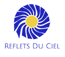 Logo Reflets du Ciel : Soleil Jaune et Rayons Bleus Logo Reflets du Ciel avec un soleil jaune central et des rayons bleus en spirale sur fond blanc.
